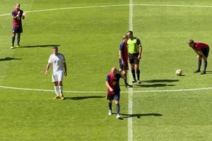 开云在哪里开户-人气很高！伊涅斯塔参加国家德比传奇赛，下场时收获掌声和欢呼